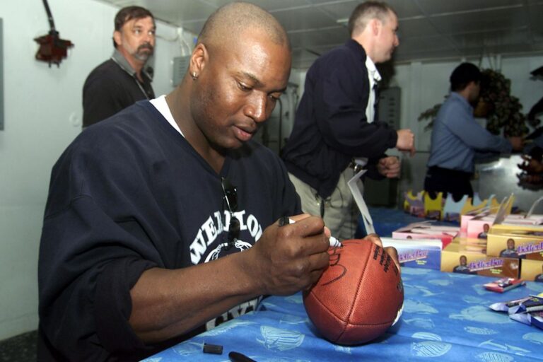Bo Jackson visits the crew aboard the amphibious assault ship USS Saipan
