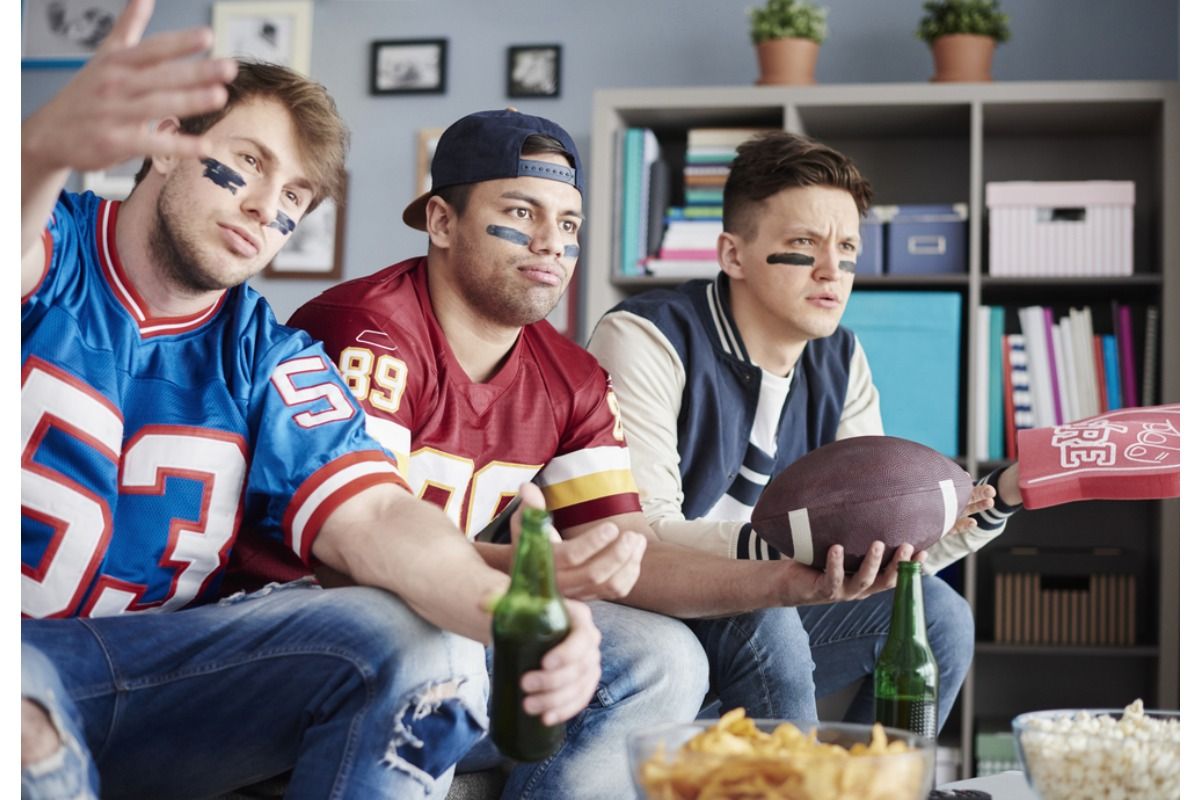 Fans Say “Sports Bars Don’t Feel Social Anymore,” and One Habit Keeps Getting Blamed - “Everyone’s Watching Their Own Screen”