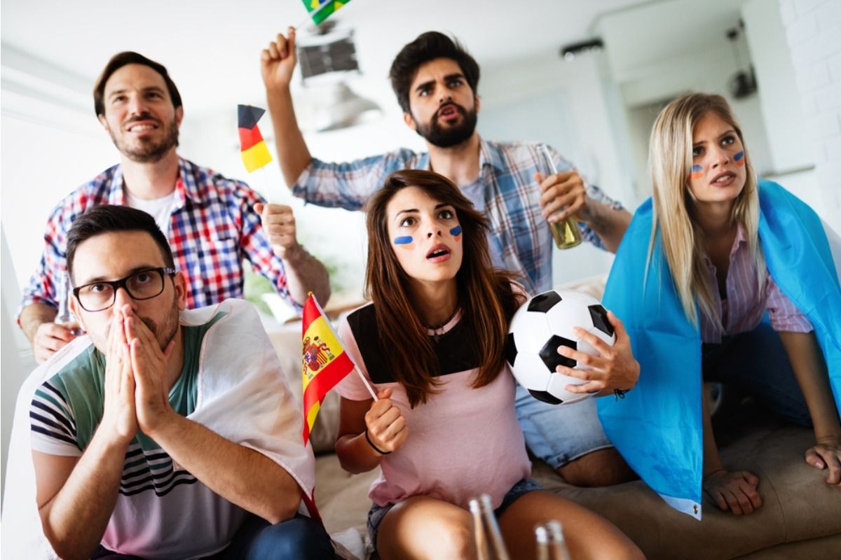 Fans Say “Watching Games With Friends Feels Different Now,” and One Behavior Keeps Standing Out - “Everyone Multitasks Through It”