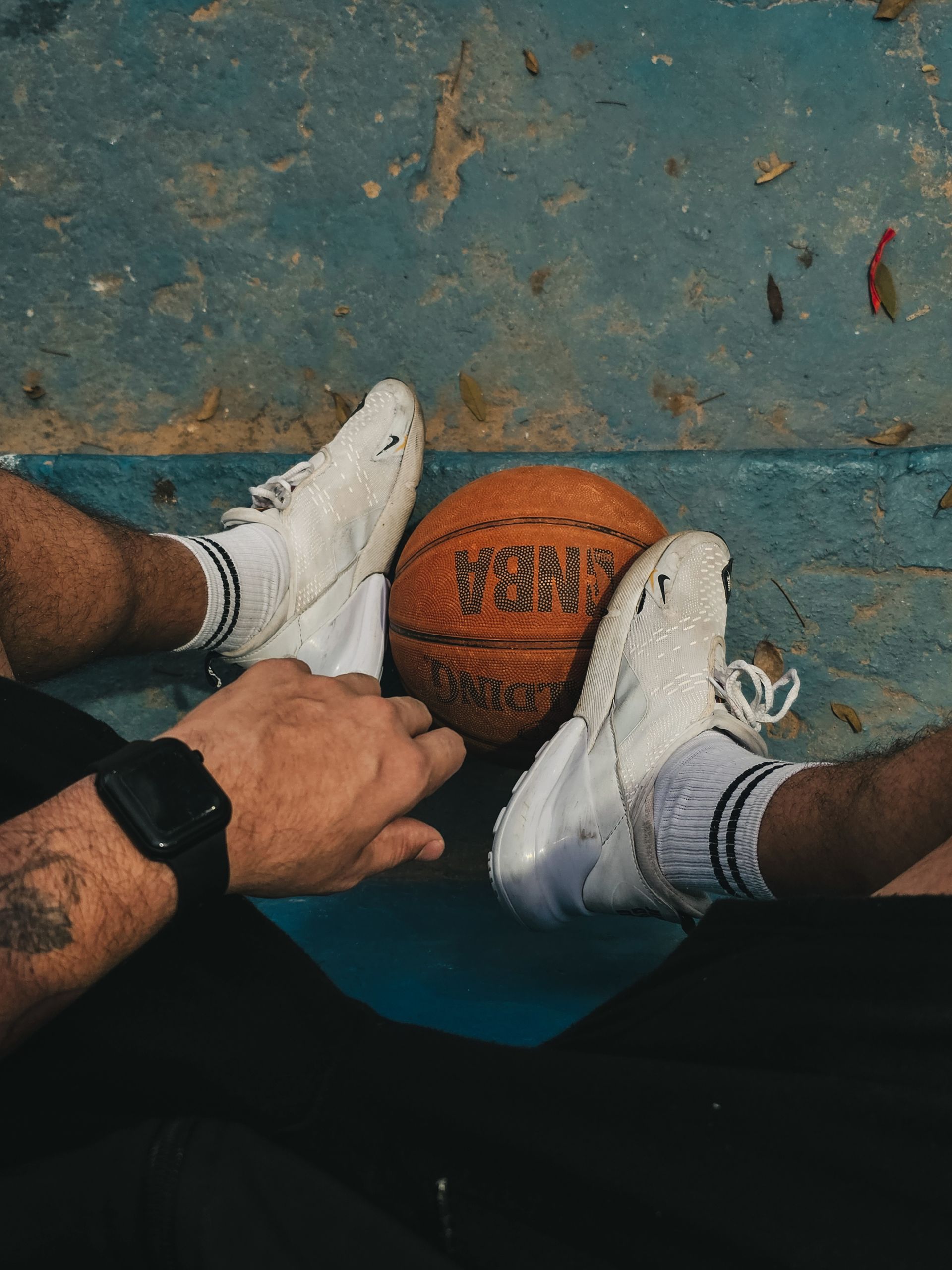 Man resting with basketball in a São Paulo park, showcasing a casual urban vibe.