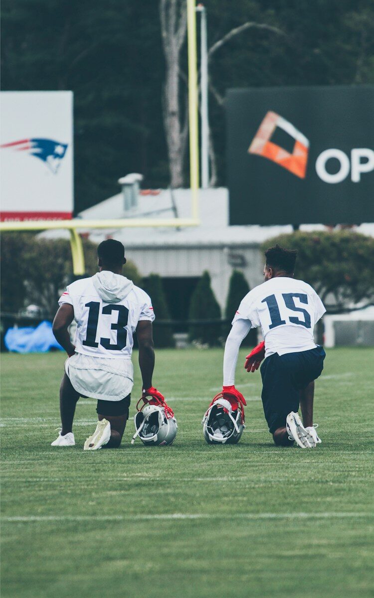 football players on field during daytime